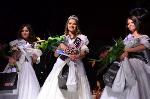 Petra (jobbra) roskadásig megpakolva virágokkal, ajándékokkal,<br /> amit az elért harmadik helyezéséért kapott. Fotó: boon.hu