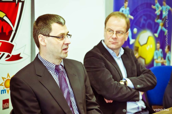 dr. Tenk Tamás (a kép bal oldalán)