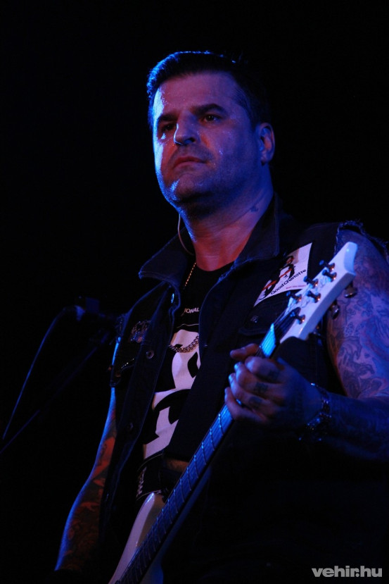 A dalokat Tóth Tibor írja