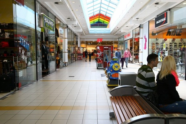 A mentők megérkezéséig nem engedtek vásárlót a folyosóra