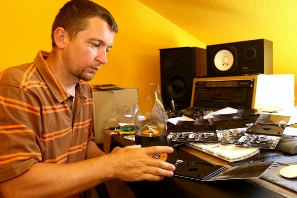 Így jut el az album a megrendelőhöz. Szabi saját maga csomagolja a lemezt azoknak, akik korábban megrendelték