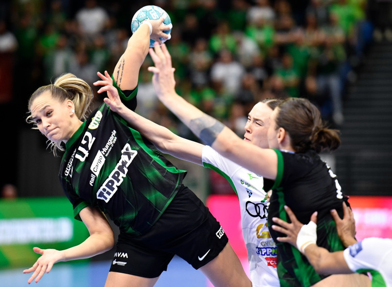 Klujber Katrin, az FTC-Rail Cargo Hungaria (b) játékosa a női kézilabda Magyar Kupa döntőjében játszott Győri Audi ETO - FTC-Rail Cargo Hungaria mérkőzésen a Tatabányai Multifunkciós Csarnokban 2024. március 10-én. MTI/Bodnár Boglárka