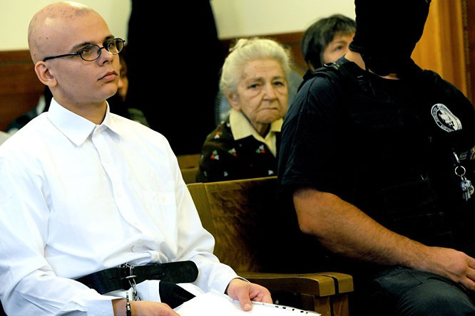 S. Ábel (b) korábban, a tárgyalásán. (MTI)