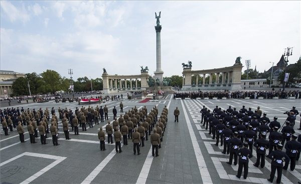 Új tisztek a Hősök terén (mti)