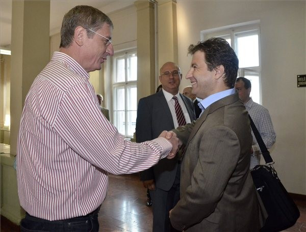 Gyurcsány Ferenc kezet fog Tátrai Miklós elsőrendű vádlottal, a Magyar Nemzeti Vagyonkezelő volt vezérigazgatójával (mti)