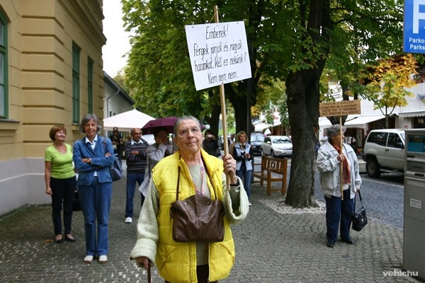 Tüntetők várták az ellenzéki politikusokat