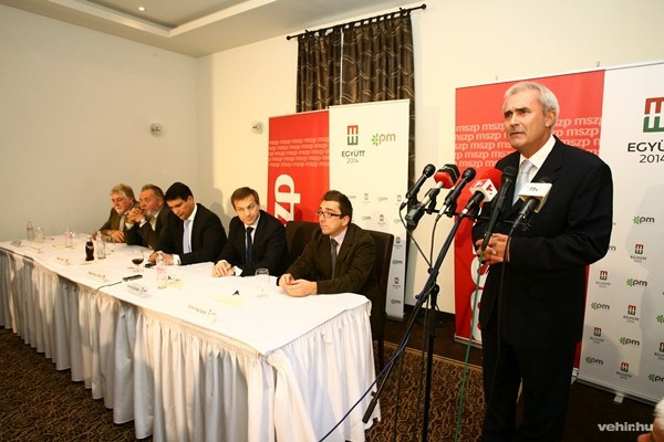 Az asztalnál balról: dr. Horváth József, Gőgös Zoltán, Mesterházy Attila, Bajnai Gordon és Scheiring Gábor - hallgatják Pál Béla gondolatait