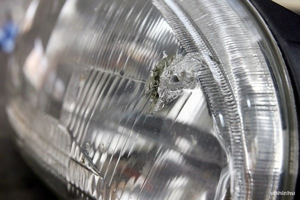 Egy törött búra a műhelyben, cserére szorult