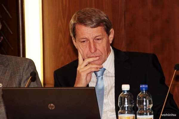 Még fél évig gondolkodhat Hartmann Ferenc, mivel próbálja megszorítani Porga Gyulát