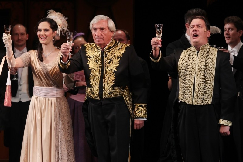 Szilveszterezzen A víg özveggyel!