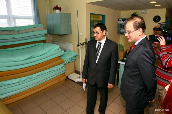 Dr. Hornyák Lajos mutatja a régi szivacsokat dr. Navracsics Tibornak