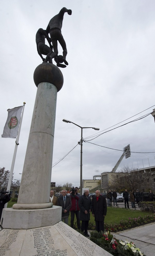 Buzánszky Jenő, a legendás Aranycsapat hátvédje, a nemzet sportolója, válogatott labdarúgó (j), Várhidi Pál, Aranycsapat tartalék játékosa  (j3), Göröcs János (j2), és Rudas Ferenc (j4) válogatott labdarúgók az Aranycsapat hatvan éve, az angol válogatott ellen Londonban játszott, 6-3-as győzelmet hozó mérkőzésének évfordulója alkalmából rendezett ünnepségen Budapesten, a magyar labdarúgás emlékművénél 2013. november 25-én. MTI Fotó: Illyés Tibor