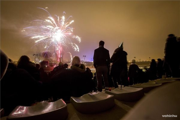 Ünneplők a fővárosban (MTI Fotó: Mohai Balázs)