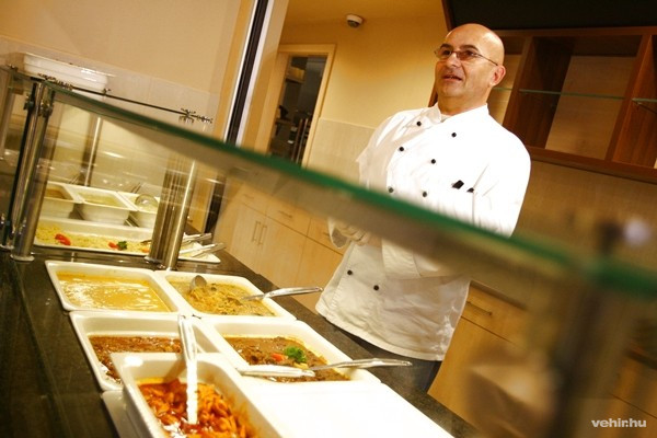 Dukán Ferenc séf ismerteti a kínálatot