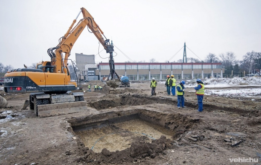Épül az új győri multifunkcionális sportcsarnok, a háttérben a Magvassy Mihály Sportcsarnok 2014. január 30-án. Az arénába - amely egybeépül a Magvassy csarnokkal - több mint 5000 néző fér majd be, és a novemberi átadását követően az első nagy eseménye a decemberi női kézilabda Európa-bajnokság lesz. MTI Fotó: Krizsán Csaba