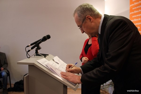A képviselő-jelölt nyilvánosan aláírta az ívet