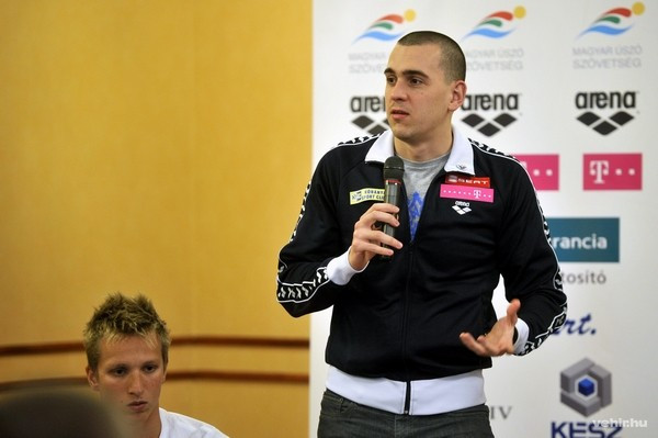 Cseh László világbajnok úszó beszél, mellette sporttársa, Verrasztó Dávid A Jövő Bajnokai elnevezésű úszóprogramról tartott sajtótájékoztatón a margitszigeti Thermál szállóban 2014. február 24-én. MTI Fotó: Kovács Attila