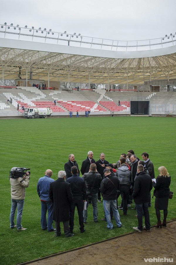 Szemben Kósa Lajos, Debrecen fideszes polgármestere (j), Vági Márton, a Magyar Labdarúgó Szövetség (MLSZ) főtitkára (k) és Sipos Jenő, az MLSZ szóvivője (b) az épülő debreceni Nagyerdei Stadionban 2014. március 3-án sajtótájékoztatón jelentik be, hogy a tervek szerint május 22-én az új stadionban rendezik meg a Magyarország - Dánia felkészülési labdarúgó-mérkőzést. A stadiont várhatóan május 1-jén adják át. MTI Fotó: Czeglédi Zsolt