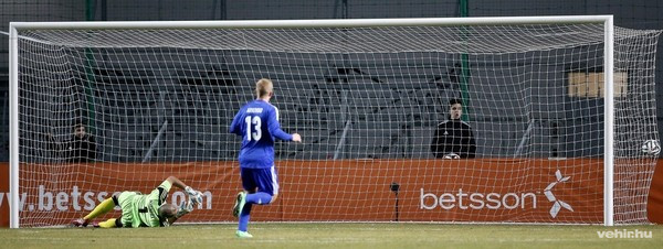 Rudolf Gergely gólja a finn kapuban a Magyarország - Finnország barátságos labdarúgó-mérkőzésen Győrben, az ETO Parkban 2014. március 5-én. Balra Niki Maenpaa kapus, középen Kari Arkivuo. MTI Fotó: Illyés Tibor