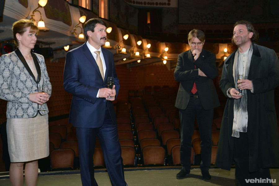 Az Áder-házaspár a színpadon találkozott a társulattal (Fotó: Petőfi Színház)