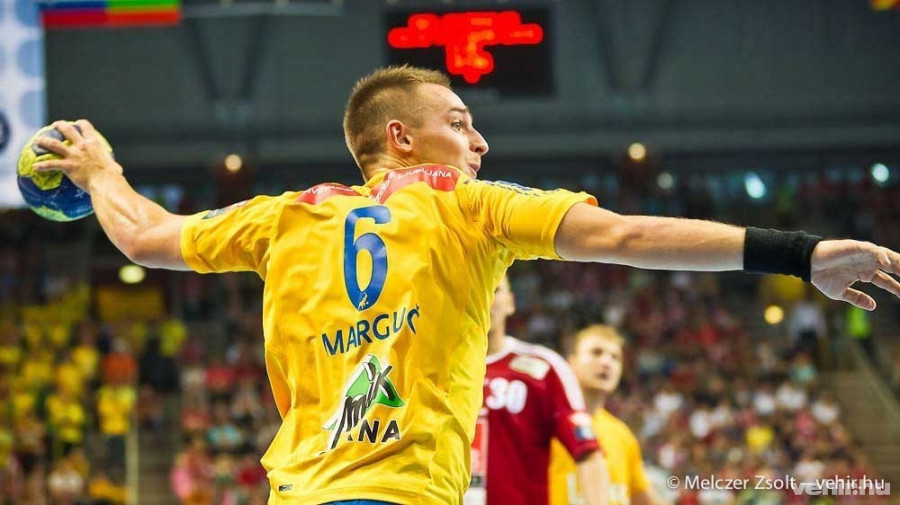 Itt még ellenfélként a szlovén jobbszélső