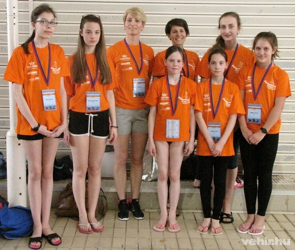 Balról jobbra: Csomai Panna, Szerdahelyi Bori, Kovácsházy Eszter (felkészítő), Aranyossy-Nagy Zsófia (edző),Krasznai Lilla, Szöllősi Vivien. Elől:Horváth Boglárka, Tulipán Anna.