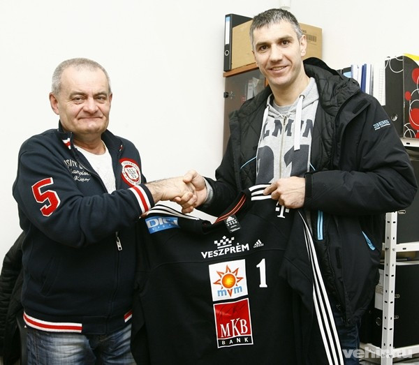 Fazekas Nándor gratulál Varga Lajosnak - fotók: Cseh Zoltán