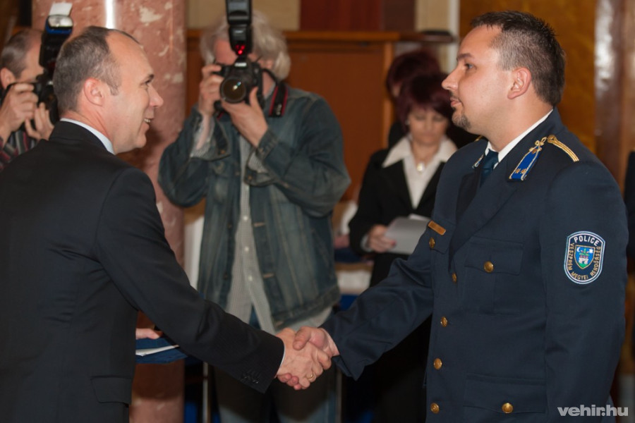 Miklósi György (j) veszi át az elismerést