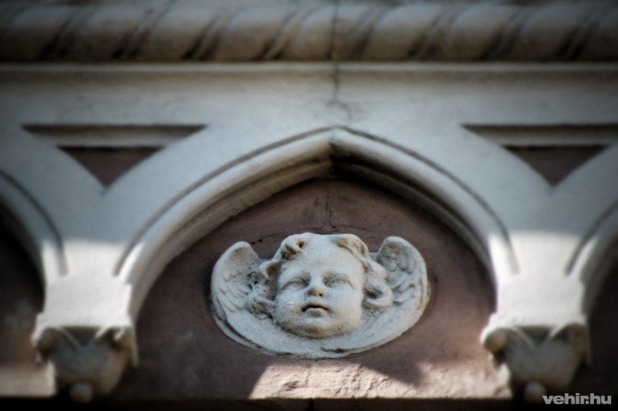 Öt évig jártam az Ipariba, de a főhomlokzatot díszítő angyalokat nem vettem észre