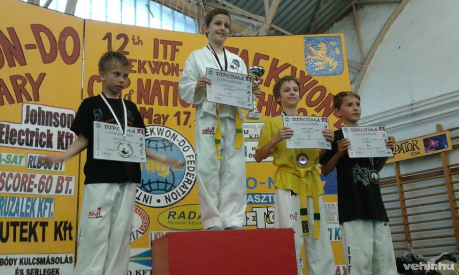 Kovács Gergő (Vp. Padányi) I. és Vonyó András (sárga pólóban, Darazsak)