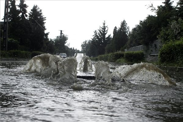 Vihar Balatonalmádiban (MTI Fotó: Nagy Lajos)