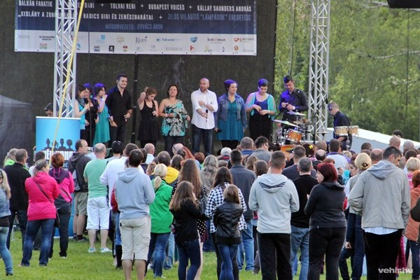 A színpadon a Budapest Voices