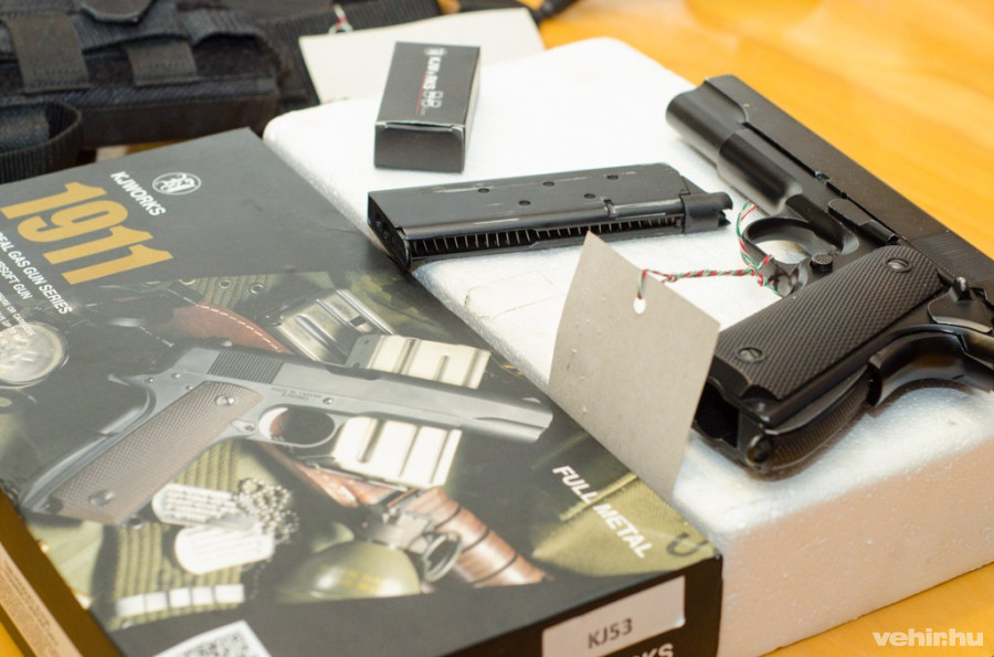 a kihallgatás során lefoglalt airsoft fegyver