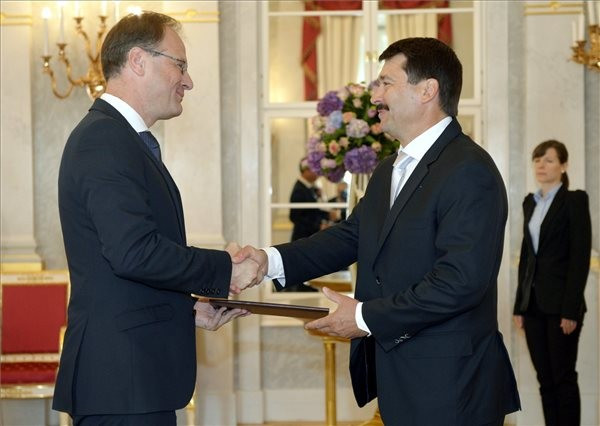 Áder János köztársasági elnök (j) átadja a kinevezési okmányt Navracsics Tibor külgazdasági és külügyminiszternek (MTI Fotó: Beliczay László)