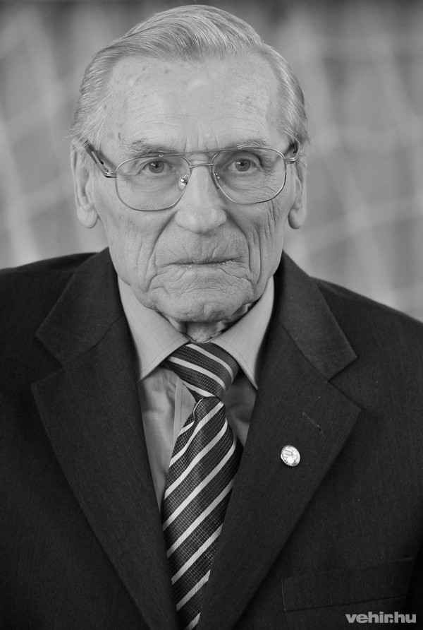 Az archív felvételen Grosics Gyula egykori labdarúgó az Újbudai Grosics Gyula Sport Általános Iskolában 2009. november 12-én. Nyolcvannyolc éves korában elhunyt Grosics Gyula, a legendás Aranycsapat kapusa. MTI Fotó: Illyés Tibor