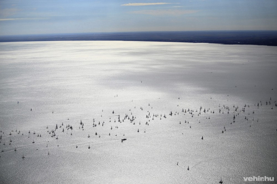 A versenyben vezető Fifty-Fifty 14 órakor elérte a keszthelyi bóját, s elindult vissza a balatonfüredi cél felé a 46. Kékszalag Audi Nagydíj Balaton-kerülő vitorlásversenyen.