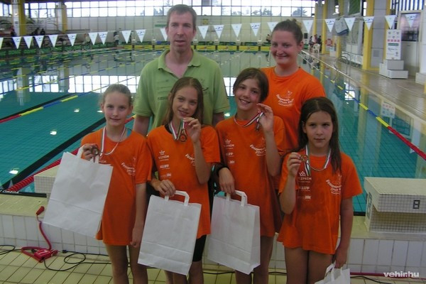 A kétszeres bronzérmes váltó tagjai (balról jobbra): Nyiri Villő, Tóth Réka Erzsébet, Hegyháti Csenge, Veisz Dóra. Felkészítő edzők: Hudi Zsanett és Balogh János.