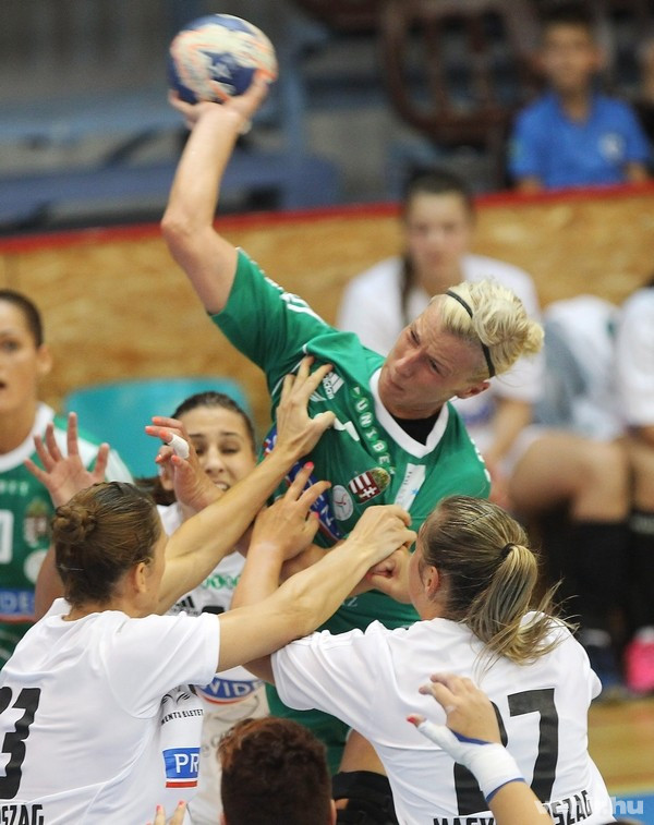 Triscsuk Kriszitna (k, A-válogatott) kapura tör Szekeres Klára (b) és Cifra Anita (j) között a Magyarország-Magyarország B női kézilabda-mérkőzésen, amelyet a felkészülési torna első fordulójában játszottak a kecskeméti Messzi István Sportcsarnokban 2014. augusztus 8-án. MTI Fotó: Kovács Anikó
