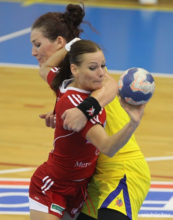 Görbicz Anita (elöl) és a román Crina Elena Pintea a Magyarország - Románia női kézilabda-mérkőzésen, amelyet a felkészülési torna harmadik fordulójában játszottak a kecskeméti Messzi István Sportcsarnokban 2014. augusztus 10-én. MTI Fotó: Kovács Anikó