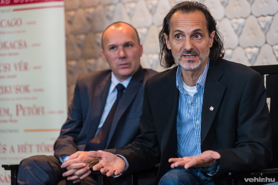Kocsis Tibor rendező a filmről beszél. Háttérben Porga Gyula polgármester