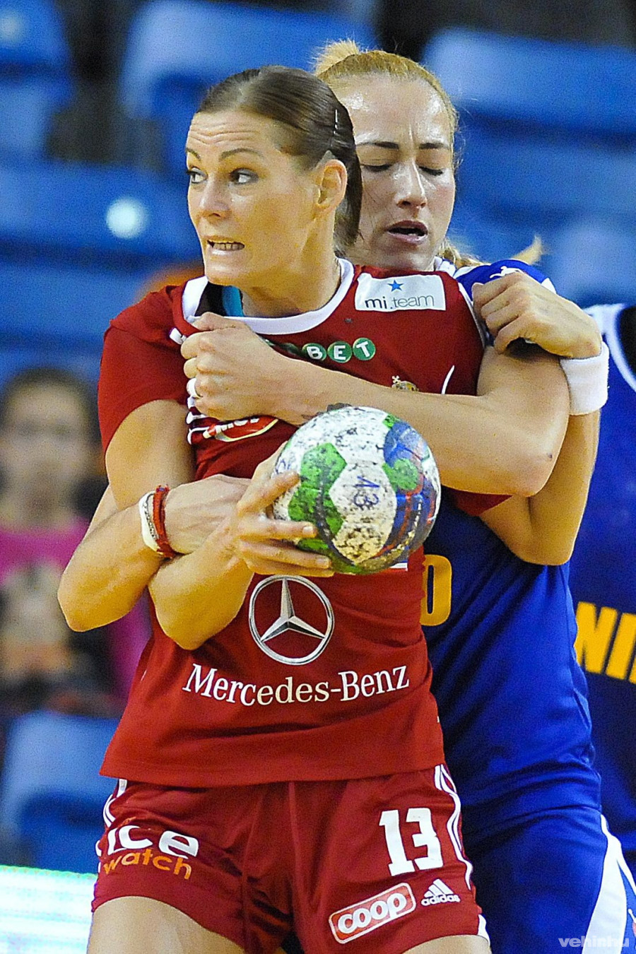 Görbicz Anita (b) és a román Oana Carmina Bondar a Magyarország-Románia felkészülési női kézilabda-mérkőzésen a debreceni Főnix Csarnokban 2014. október 8-án. A magyar női kézilabda-válogatott 28-22-re nyert a román csapat ellen. MTI Fotó: Czeglédi Zsolt