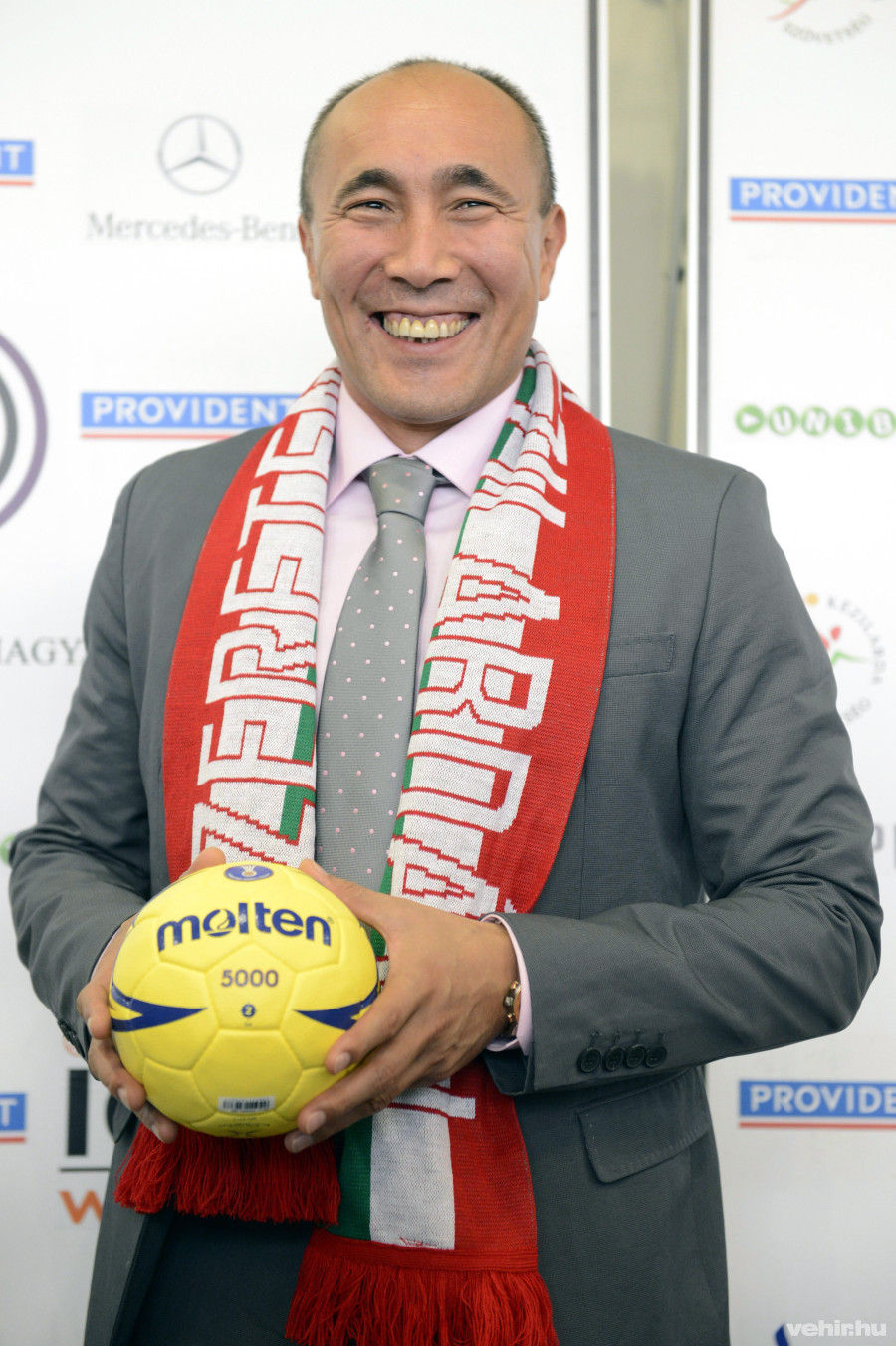 Talant Dujshebaev, a magyar férfi kézilabda-válogatott 2017 januárjáig megbízott új szövetségi kapitánya a fővárosi Hotel Héliában tartott bemutatkozó sajtótájékoztatóján 2014. október 8-án. A spanyol-orosz szakember az első külföldi szakvezető, aki betölti ezt a posztot. MTI Fotó: Kovács Tamás