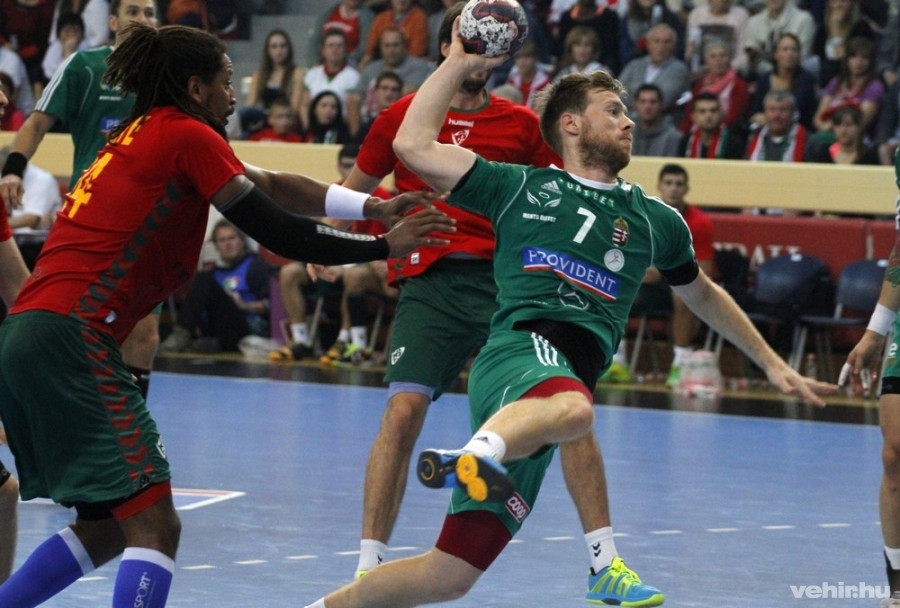Császár Gábor, a magyar (j) és Duarte Gilberto, a portugál (b) csapat játékosa a férfi kézilabda Eb-selejtező 5. csoportjában, az 1. fordulóban játszott Magyarország-Portugália mérkőzésen Miskolcon 2014. október 29-én. MTI Fotó: Vajda János