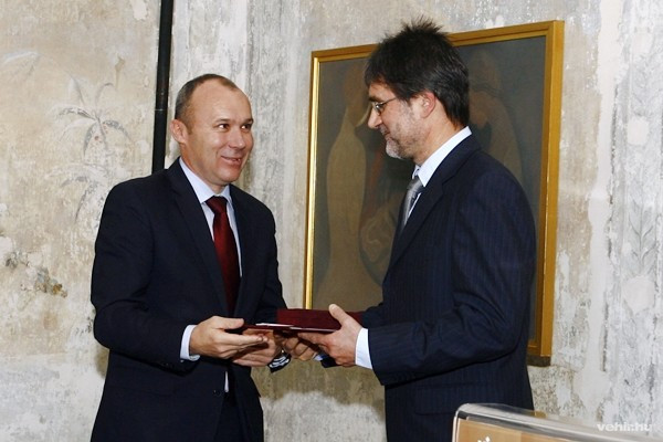 Ladányi István veszi át az elismerést a polgármestertől