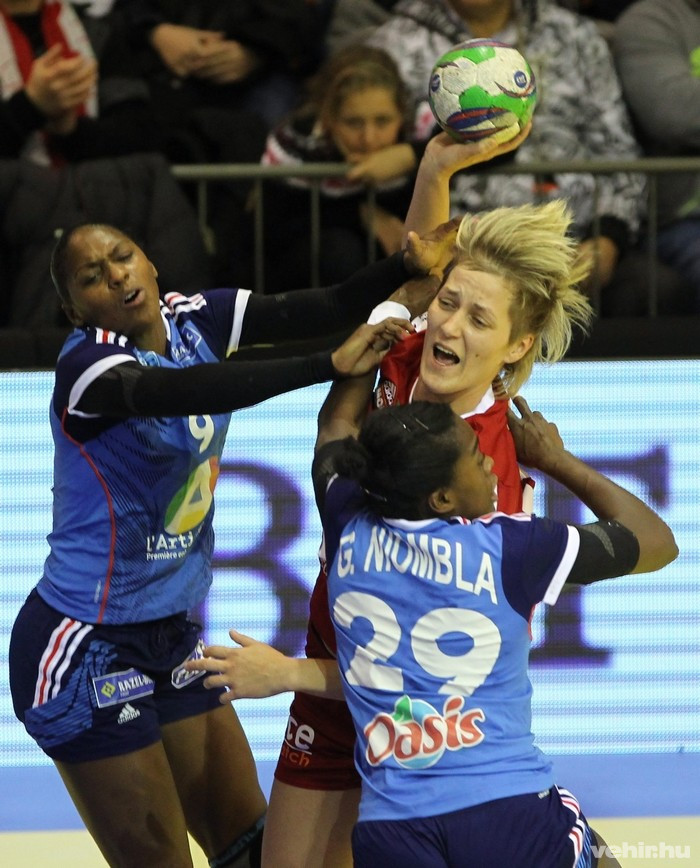 Tomori Zsuzsanna (k) a francia Nina Kamto Njitam (b) és Gnonsiane Niombla (j, háttal) között a Magyarország - Franciaország női kézilabda Eb-felkészülési mérkőzésen a győri Audi Arénában 2014. december 4-én. MTI Fotó: Kovács Anikó