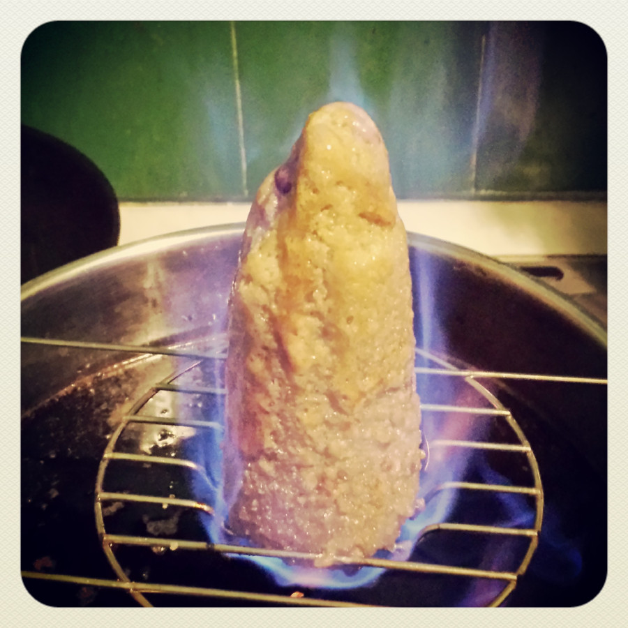 Lángoló süvegcukor (fotó: Tóth Loon)