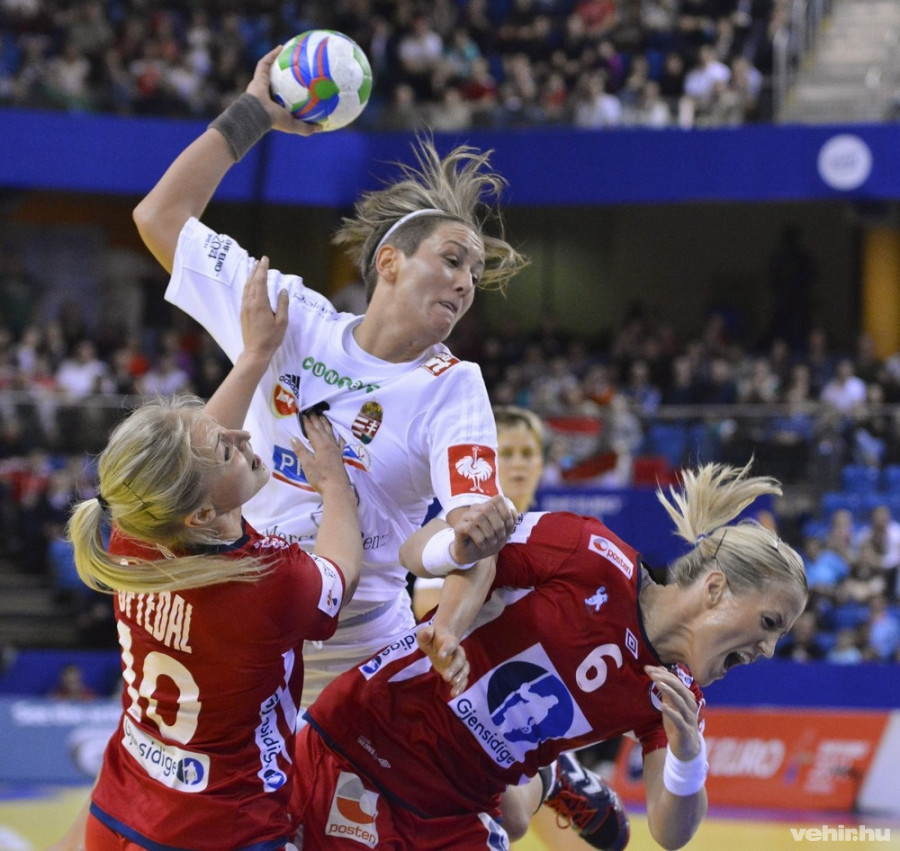 Bulath Anita (k) a labdával, mellette a norvég Stine Bredal Oftedal (b) és Heidi Löke a magyar-horvát közös rendezésű női kézilabda Európa-bajnokság középdöntőjének I. csoportjában játszott Magyarország - Norvégia találkozón a debreceni Főnix Csarnokban 2014. december 17-én. MTI Fotó: Czeglédi Zsolt