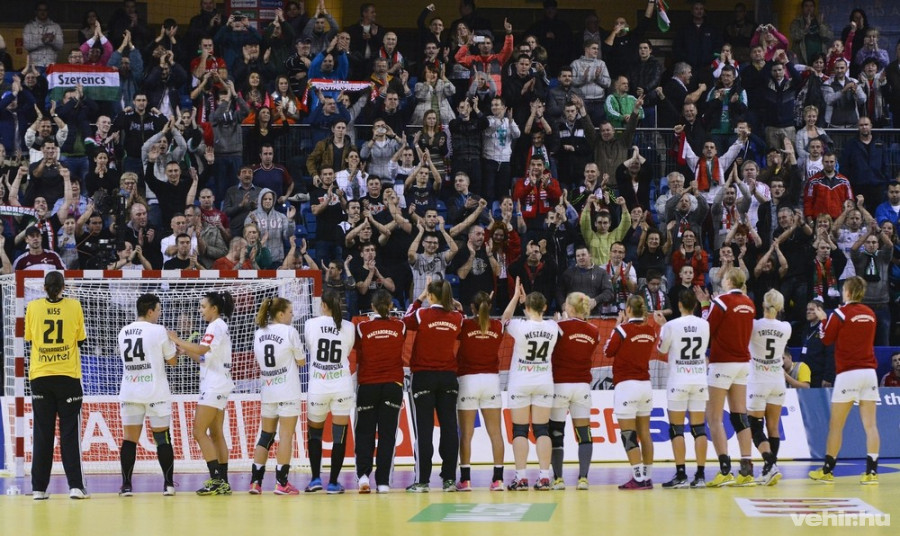A magyar válogatott tagjai ünnepelnek a magyar-horvát közös rendezésű női kézilabda Európa-bajnokság középdöntőjének I. csoportjában játszott Magyarország - Norvégia találkozó után a debreceni Főnix Csarnokban 2014. december 17-én. A kézilabda-válogatott 29-25-re legyőzte Norvégiát, így az ötödik helyért játszhat. MTI Fotó: Czeglédi Zsolt