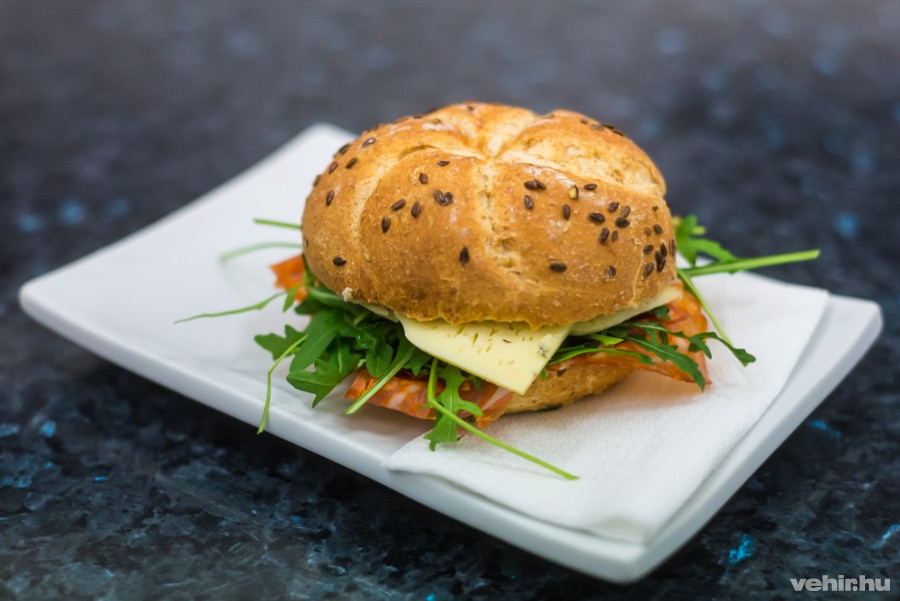 olasz csípős szalámi, rukkola, szárított paradicsom, kakukkfüves tehénsajt