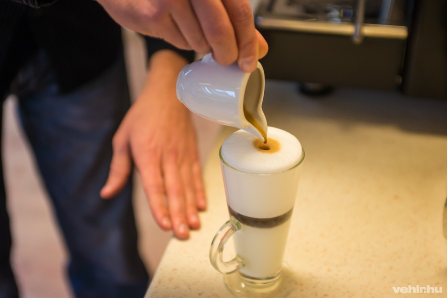 készül a csíkos kávé